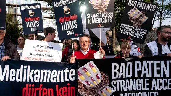 Menschen demonstrieren für bezahlbare Medikamente