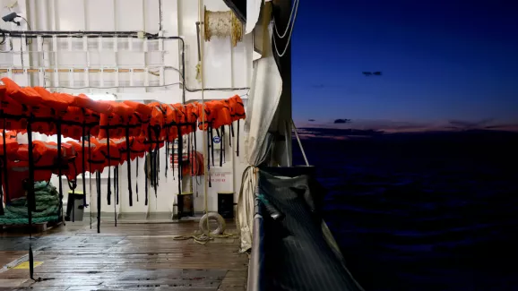 Deck des Seenotrettungsschiffs Geo Barents von Ärzte ohne Grenzen 