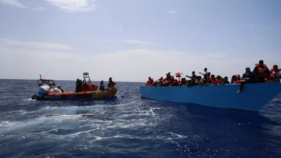 Seenotrettung der Geo Barents eines überfüllten Holzbootes im zentralen Mittelmeer, darunter Frauen und Kinder. 