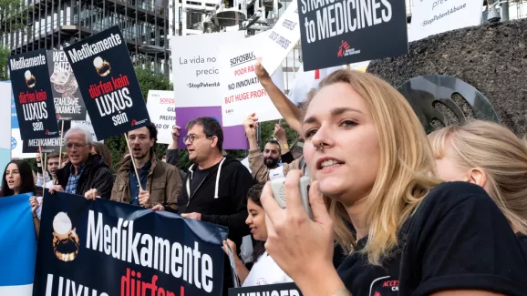 Gruppe von Protestierenden für bezahlbare Medikamente.