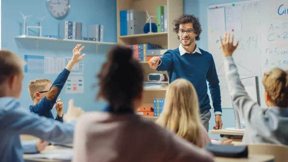 Aufnahme eines Lehrer im Klassenzimmer.