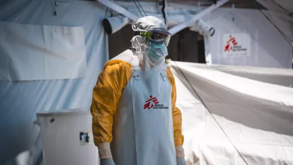 Eine Person in vollständiger Schutzkleidung