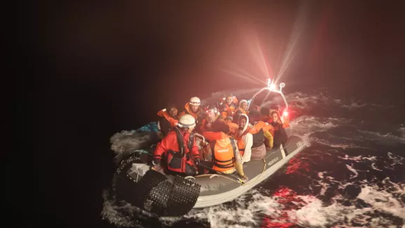Mitarbeitende und Menschen nach Seeunglück in Schlauchboot