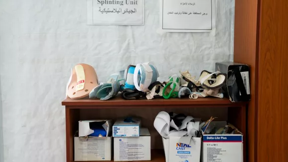 Medizinisches Material und Hilfsmittel im Regal von einem Krankenhaus.
