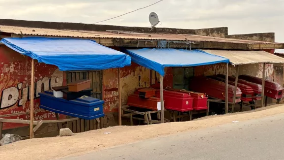 Straße mit Särgen in Bunia, DR Kongo