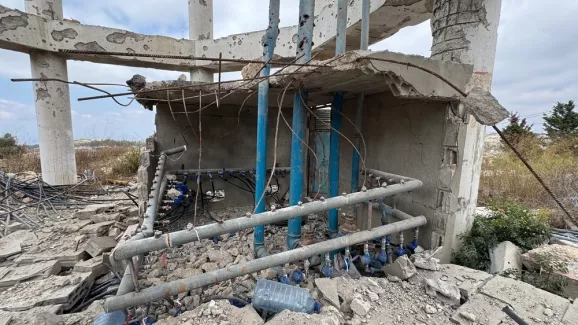Zerfallenes Gebäude mit blauen Leitungen darin