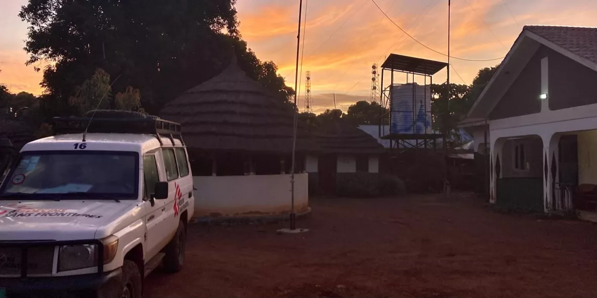 Sonnenuntergang am Gesundheitszentrum Mundri im Südsudan