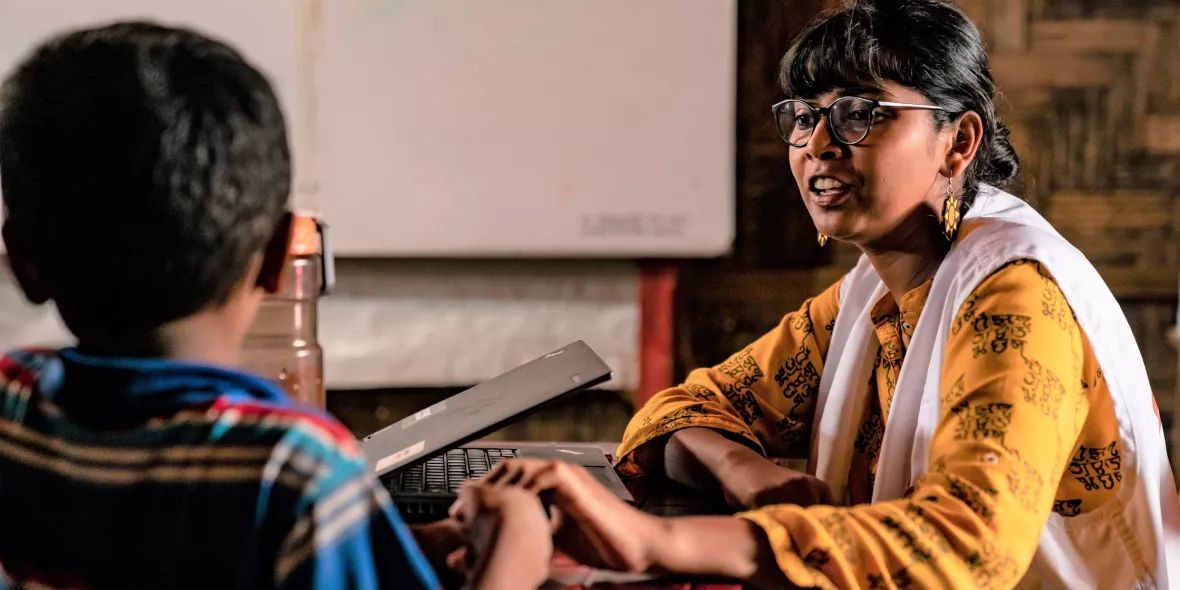 Bangladesch Junge und Psychologin im Gespräch