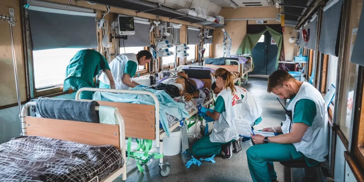 Mitarbeiter behandeln Patienten medizinischer Zug
