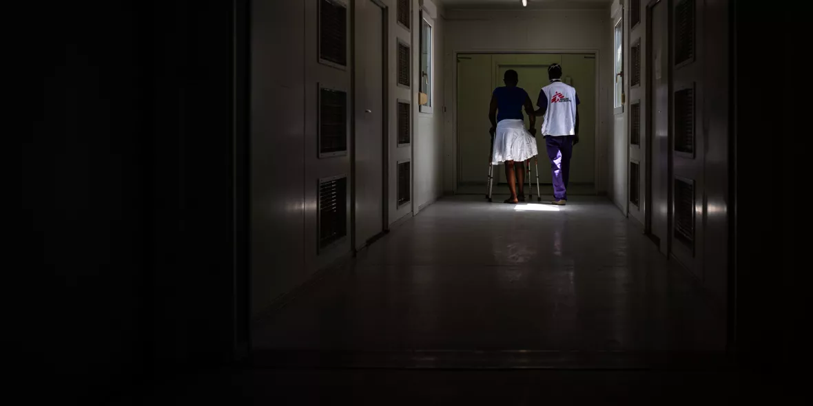 Eine Patientin wird in unserer Unfallklinik in Port-au-Prince versorgt