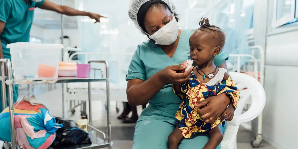 Unsere Krankenschwester versorgt das mangelernährte Mädchen in Sierra Leone