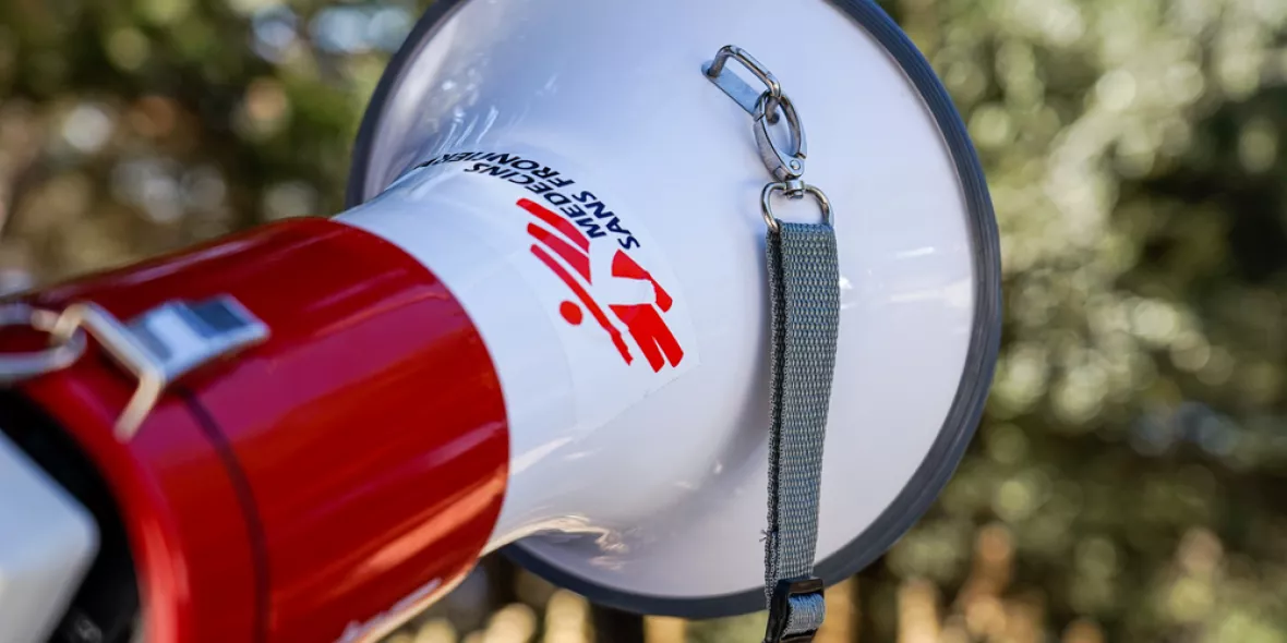 Mikrofon mit Logo von Ärzte ohne Grenzen