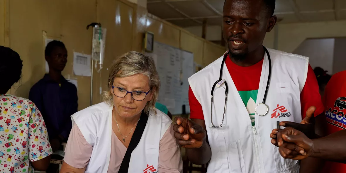 Sierra Leone: Im Hinistas-Gesundheitszentrum in Tonkolili versorgen Nelleke Smitsman und Mustapha Kallon ein Kind, das an Malaria erkrankt ist.