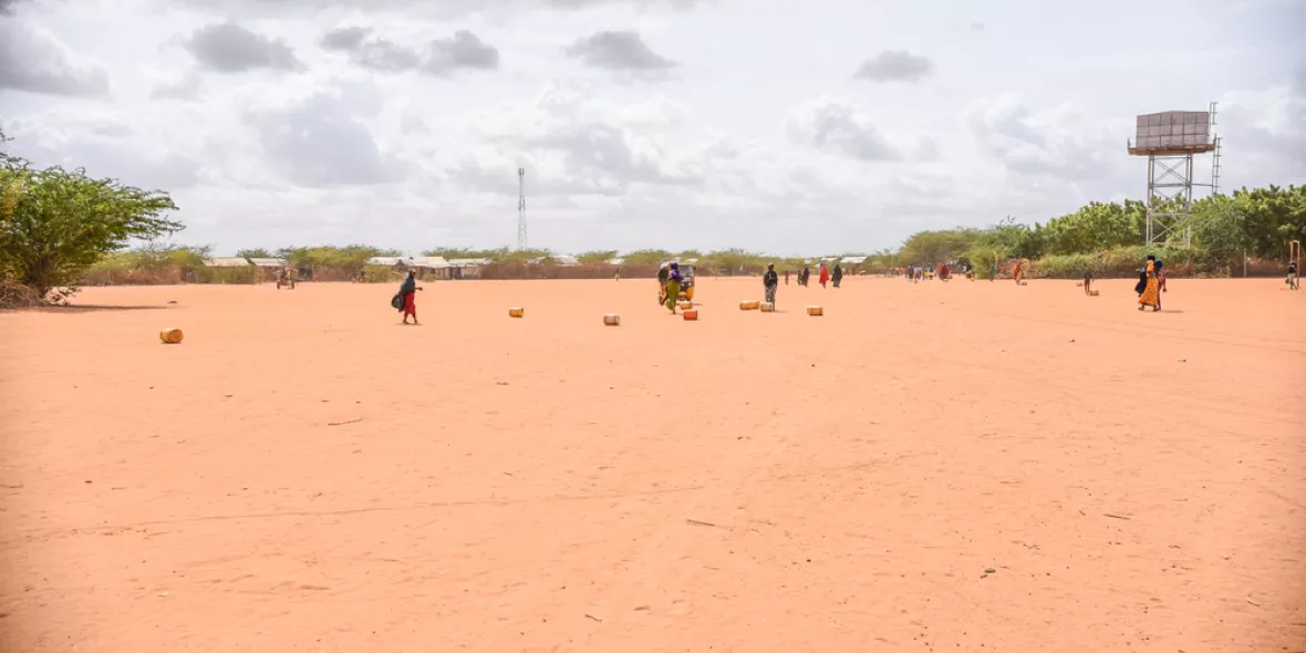 Um das Wasser aus einer Wasserstelle in Dagahaley zu transportieren, werden die Wassergefäße von den Bewohner*innen des Camps auf den Boden gerollt.