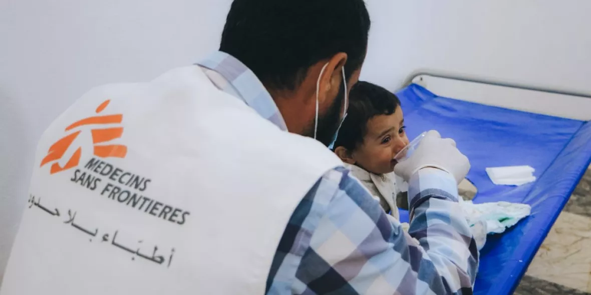 Viele an Cholera erkrankte Menschen leiden unter Dehydrierung. In Syrien unterstützen wir die Behandlung von Cholera-Patient*innen.