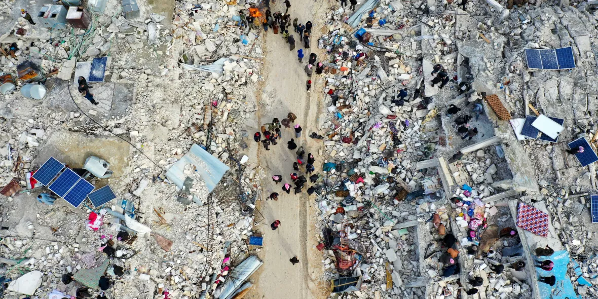 Nach den schweren Erdbeben in Syrien und in der Türkei behandeln unsere Teams Verletzte und unterstützen lokale Gesundheitseinrichtungen vor Ort.