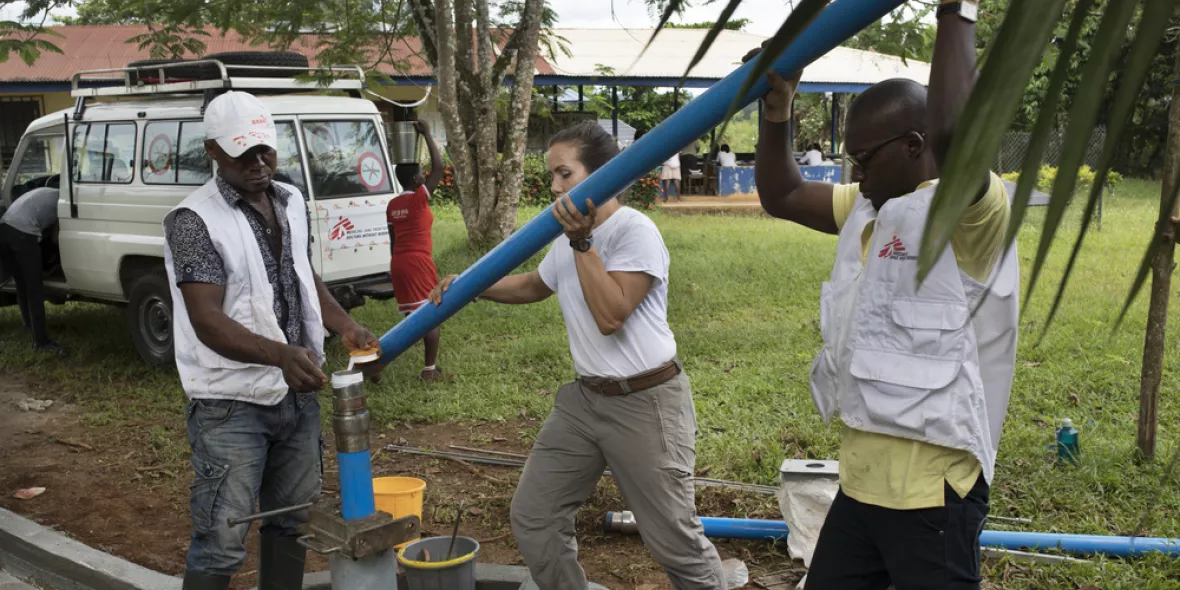 Drei Techniker*innen installieren eine Wasserpumpe in Nigeria.