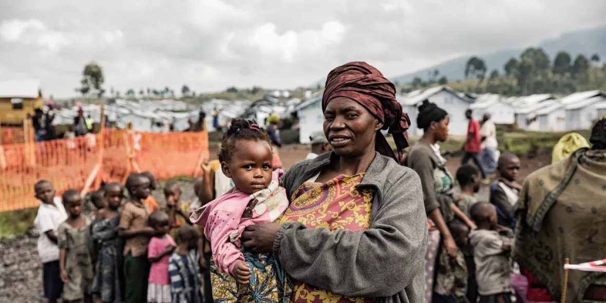Eine Frau hält in der Republik Kongo ein Kleinkind auf dem Arm.