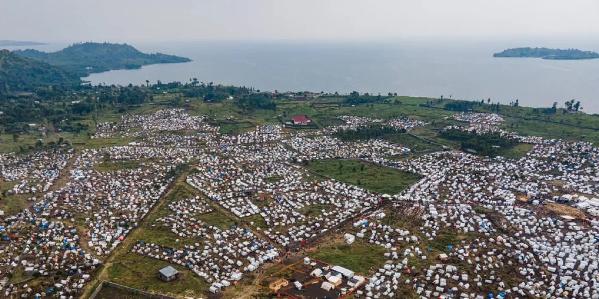 Ein Vertriebenencamp in den Vororten von Goma, Nord-Kivu in der Demokratischen Republik Kongo. Das Bild ist aus der Vogelperspektive aufgenommen.