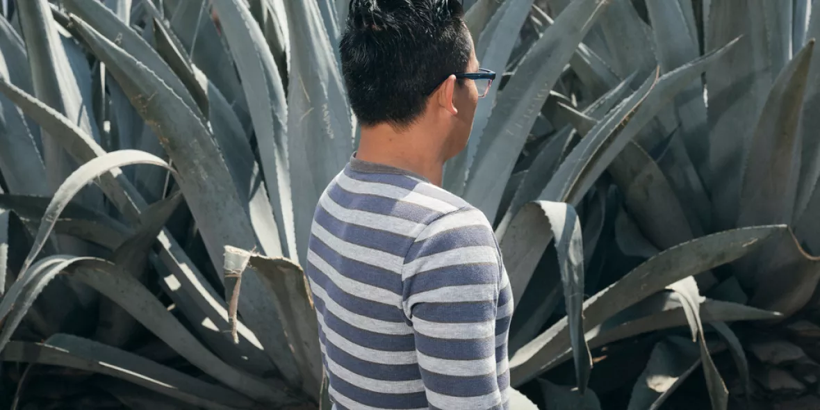 Gustavo aus El Salvador steht mit dem Rücken zur Kamera 