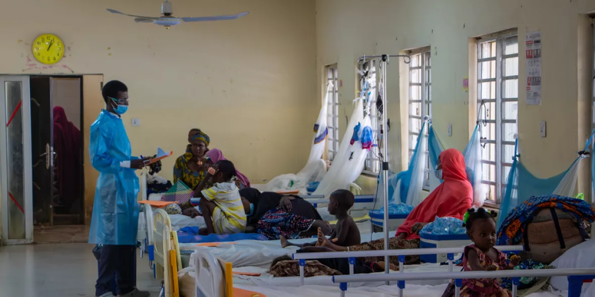 Nigeria: Arzt auf Diptherie-Station mit Patient*innen