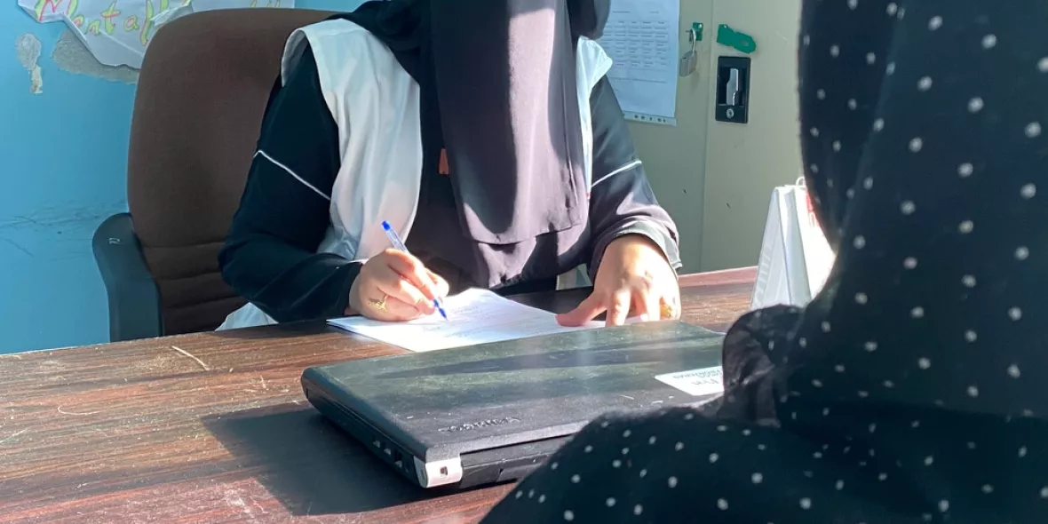 Psychologin Rasmia Ali Mohammed im Gespräch mit einer Patientin