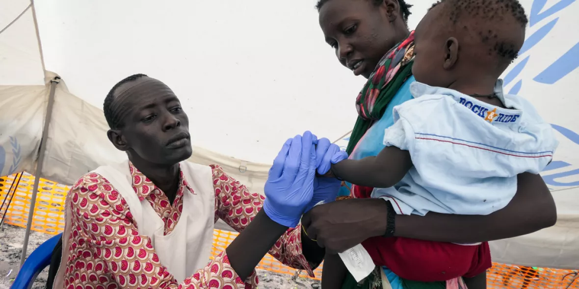 Eine Krankenschwester testet ein Kind auf Malaria.