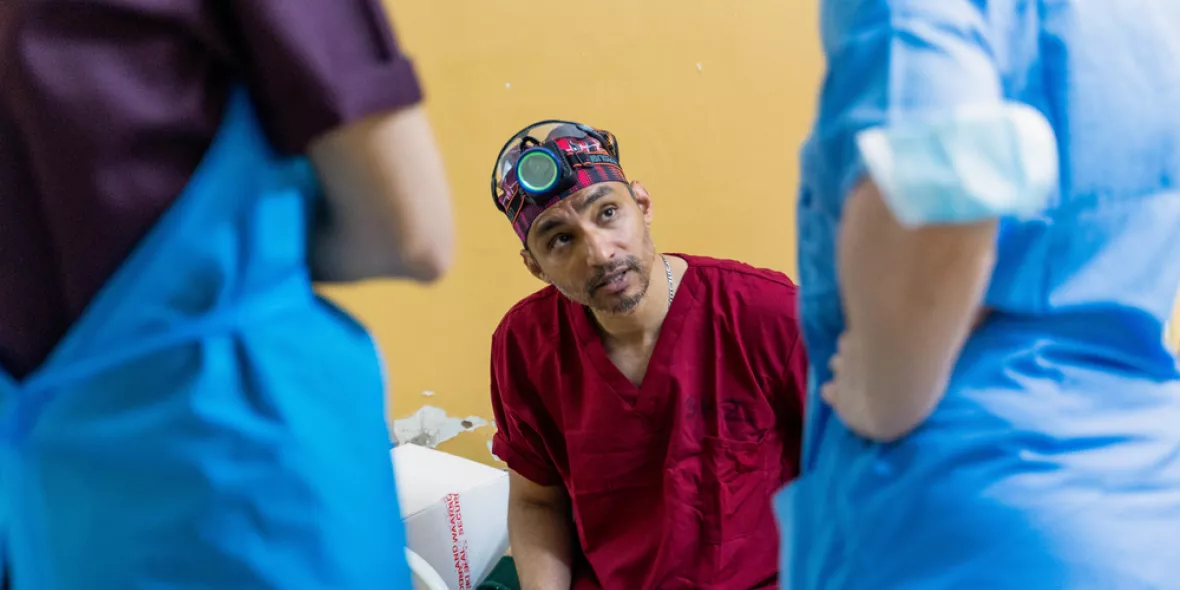 Dr. Shahzid Majeed spricht mit Kolleg*innen
