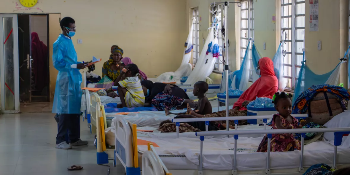 Nigeria: Zwei unserer Mitarbeiter bei der Untersuchungen von Diphtherie-Patient*innen
