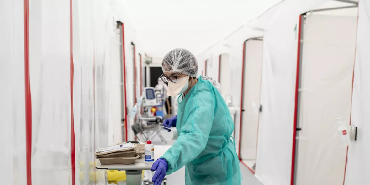 Eine Krankenschwester bereitet Covid-19 Tests vor