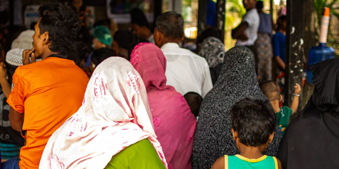Eine Gruppe Rohingya wartet in Kyein Ni Pin, Myanmar vor einer mobilen Klinik