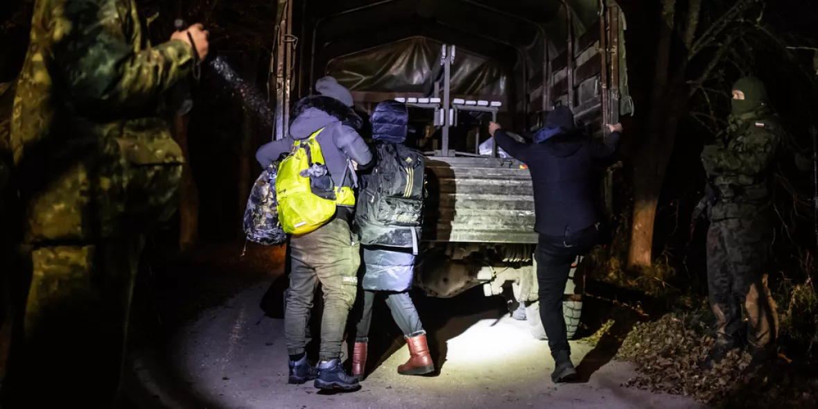 Militärfahrzeug und Geflüchtete an der Grenze zu Polen