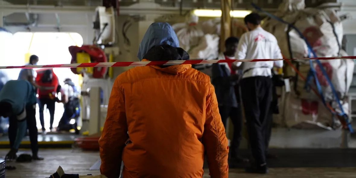 Bild in Schiff mit Mitarbeitenden und Geretteten im Hintergrund