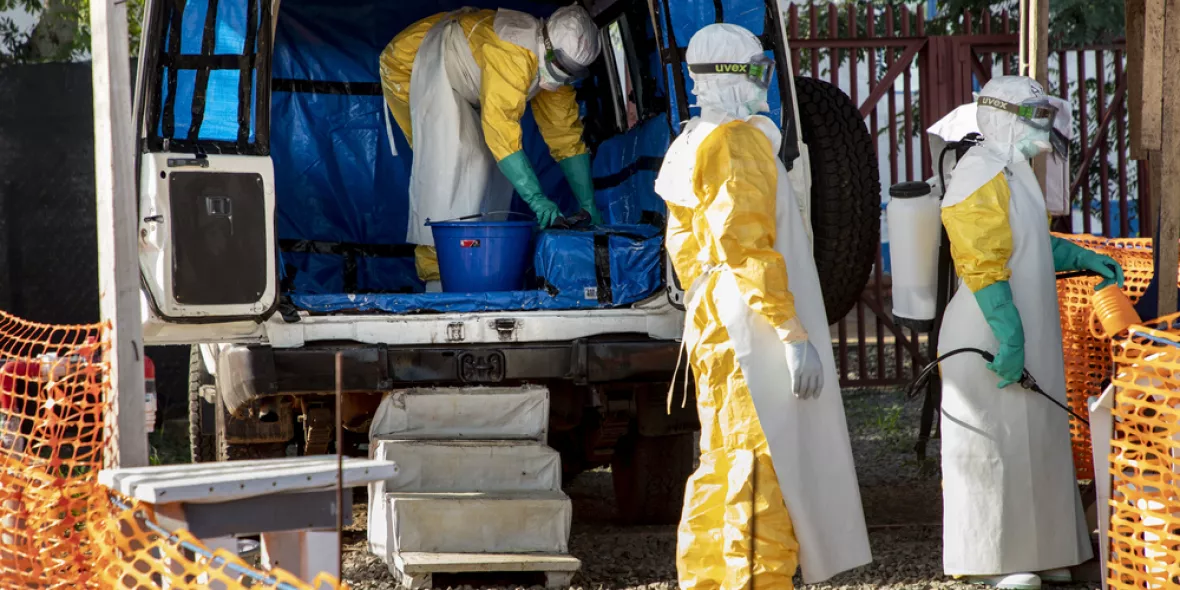 drei Mitarbeitende im Ebola-Transit-Zentrum