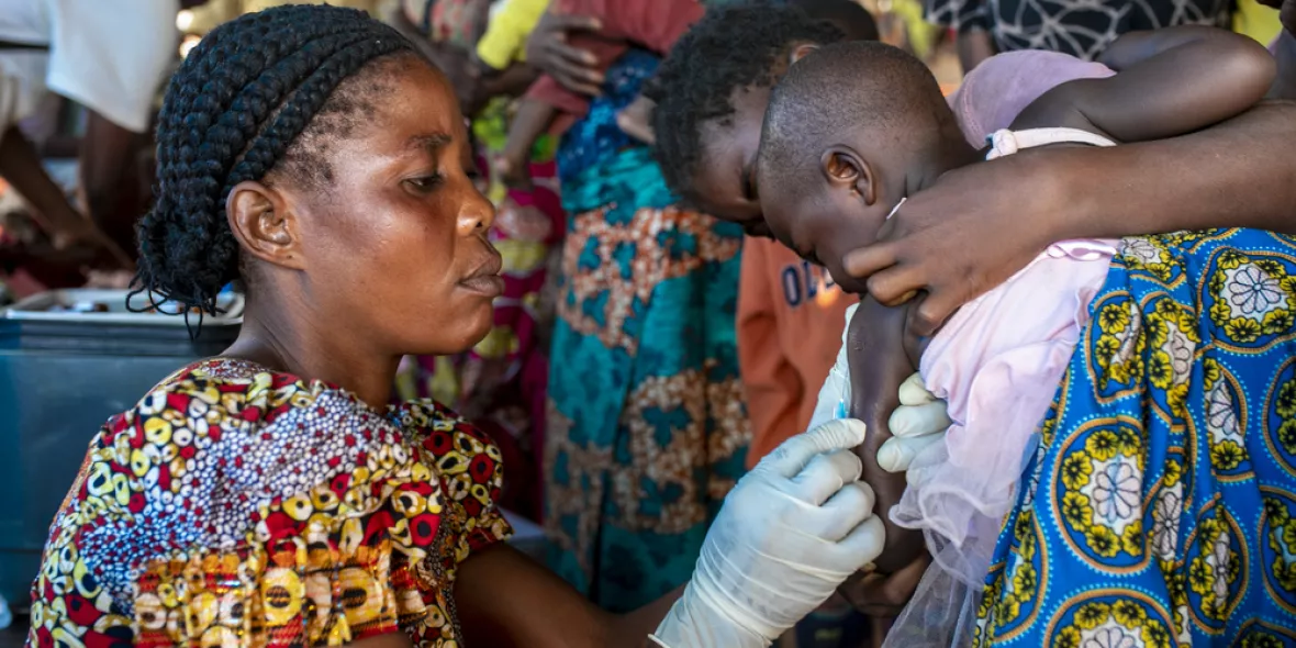 Medizinische Nothilfe Afrika: Krankenschwester impft Kleinkind