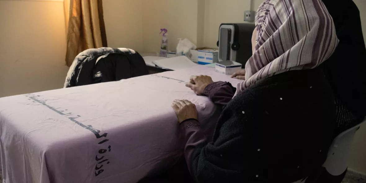 Frau wartet im Sprechzimmer