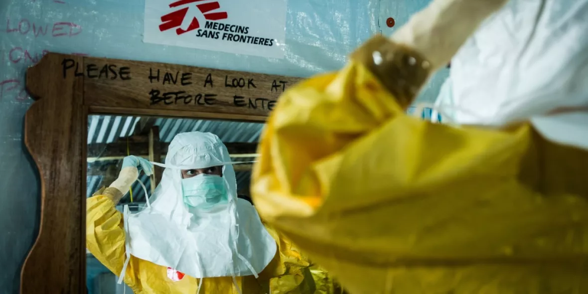 Mitarbeiterin im Ebola-Einsatz in Schutzkleidung
