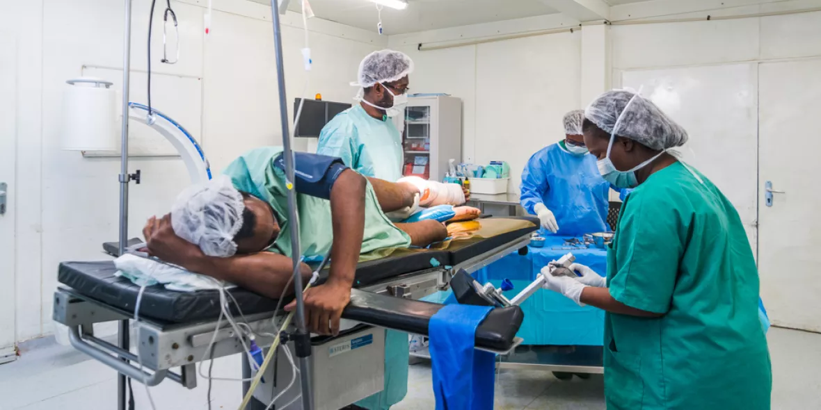 Ein Patient wird im Operationssaal behandelt.