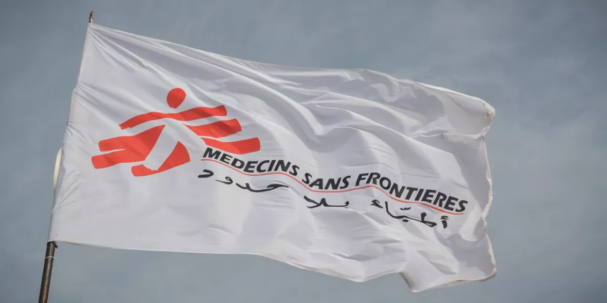 Advocacy-Arbeit: Flagge Ärzte ohne Grenzen im Geflüchtetencamp