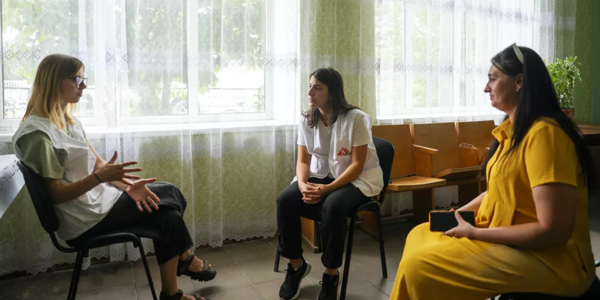 Drei Frauen in Stuhlkreis im Gespräch miteinander, eine ist Projektkoordinatorin