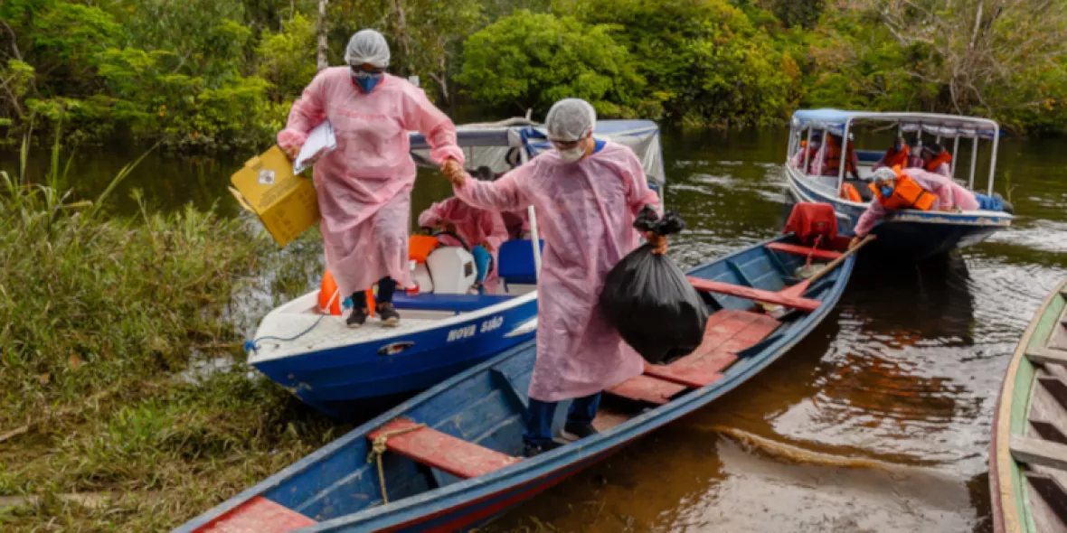 Medizinisches Personal erreicht mit kleinen Booten Ufer des Mirini See in Brasilien, um dort Menschen zu untersuchen