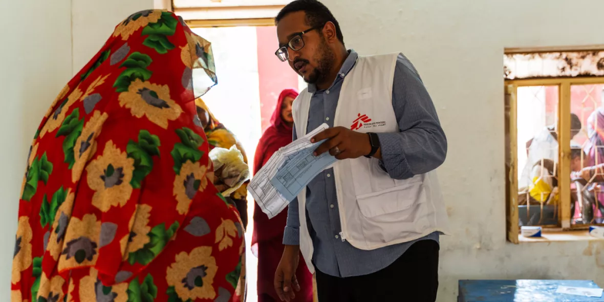 Ahmed Ibrahim im  Gespräch mit einer Patientin