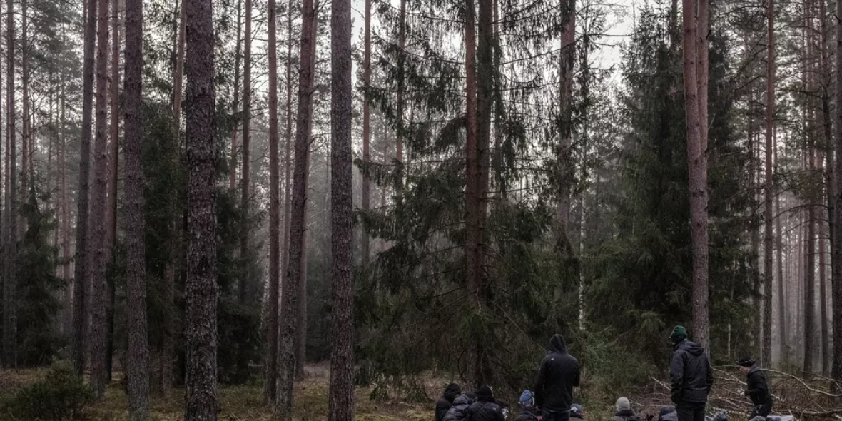Gruppe Geflüchtet in einem Wald in Polen