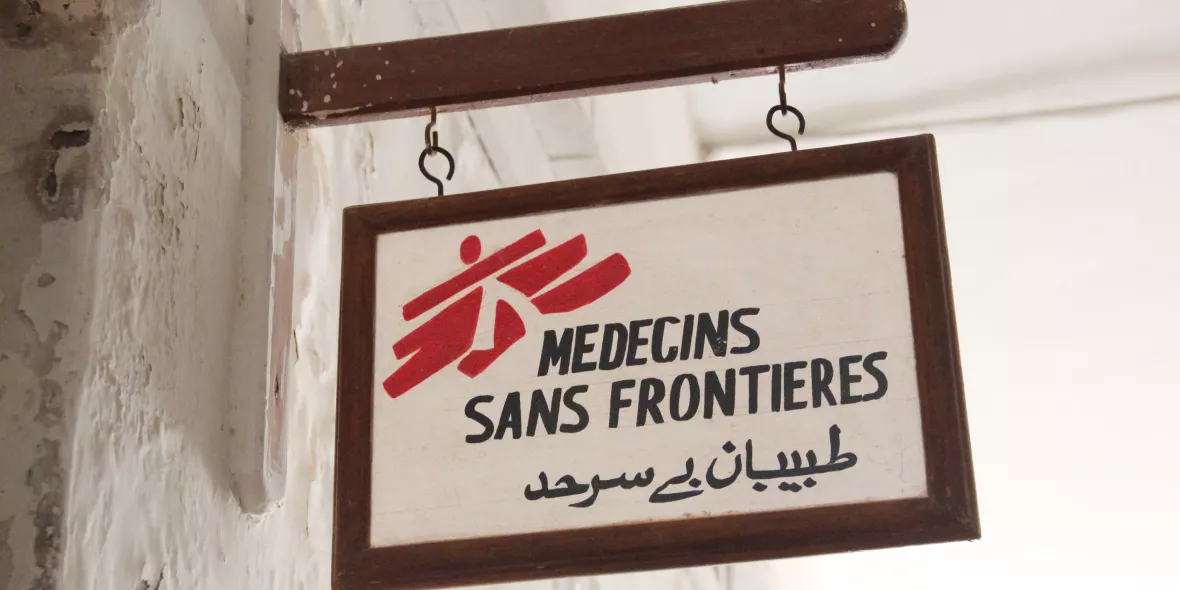 Schild an Hauswand mit Aufschrift "Medecins Sans Frontieres"