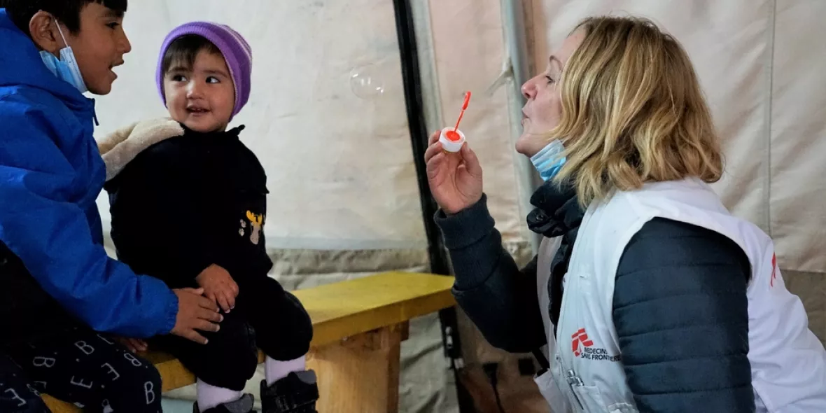 Katrin Glatz Brubakk spielt mit Kindern 