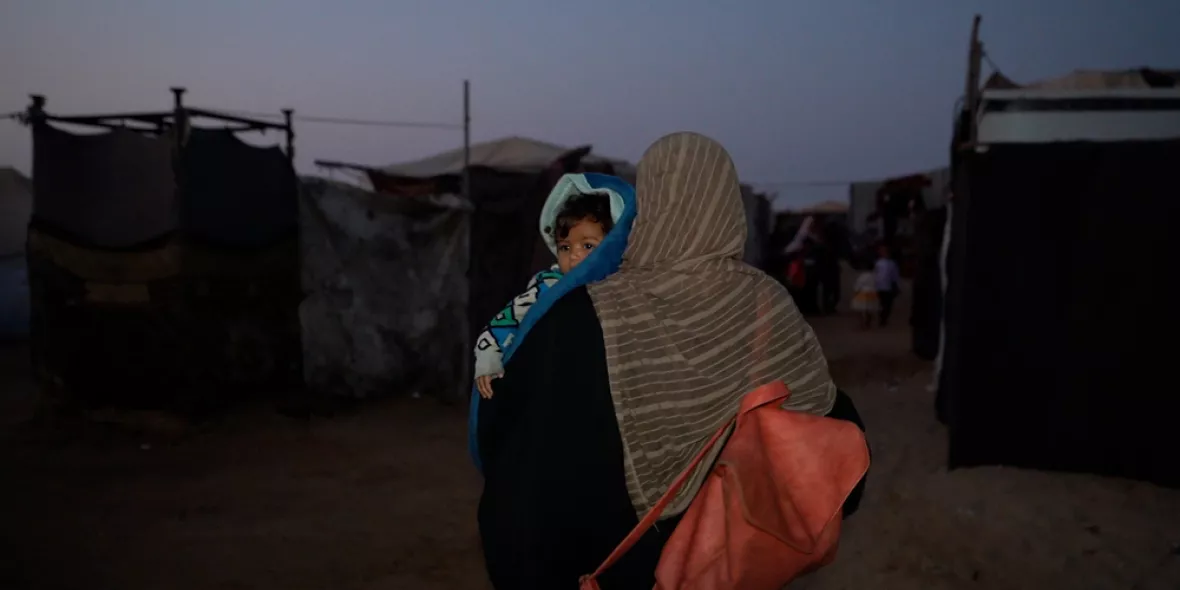 Yasmin, 28, trägt ihren sieben Monate alten Sohn Ibrahim ins Krankenhaus in Gaza.