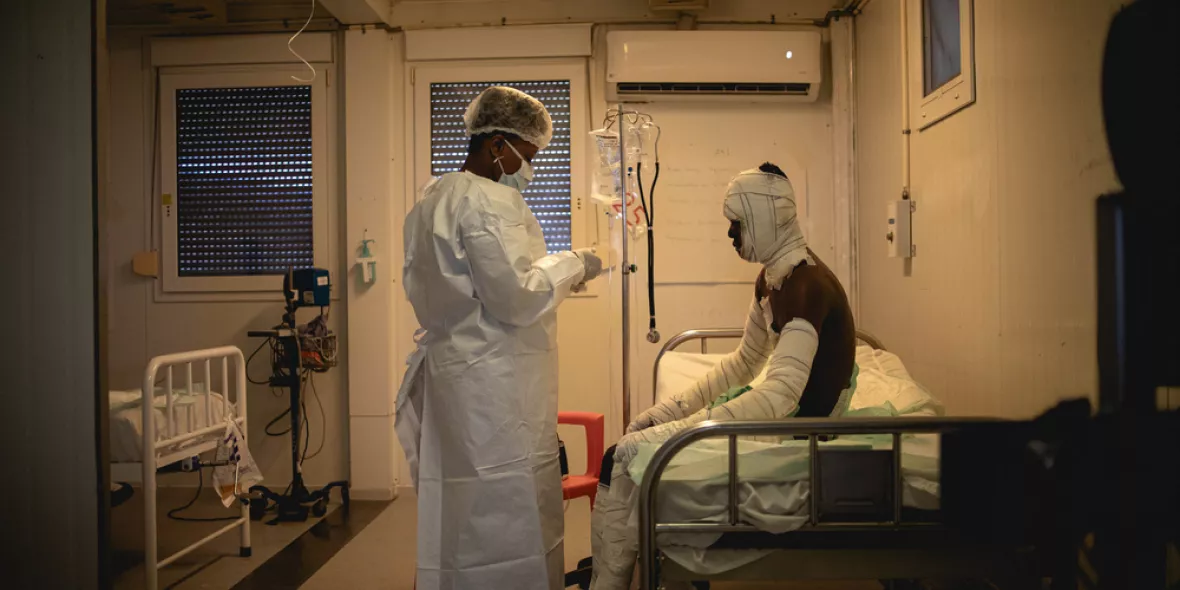Patient wird in unserem Krankenhaus in Tabarre, Port-au-Prince, aufgrund schwerer Verbrennungen behandelt