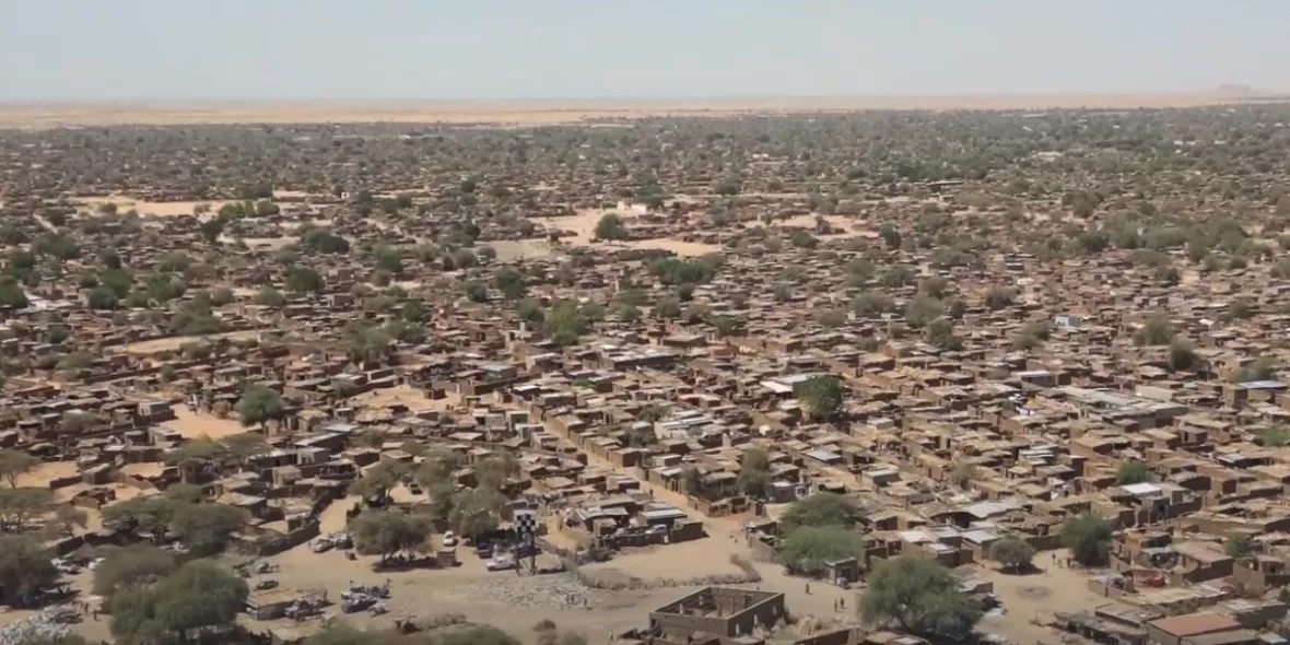 Eine Luftaufnahme des Samsam-Camps in Nord-Darfur