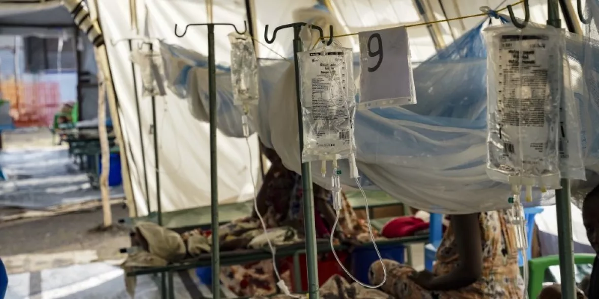 Eine Reihe von Betten in der Kinderstation des Cholera-Behandlungszentrums in Assosa .