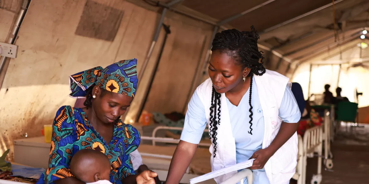 Mitarbeiter von Ärzte ohne Grenzen messen die Vitalwerte von Nura, dem Kind von Zainab, im therapeutischen Behandlungszentrum für mangelernährte Kinder Kofar Suari in Katsina im Bundesstaat Katsina.
